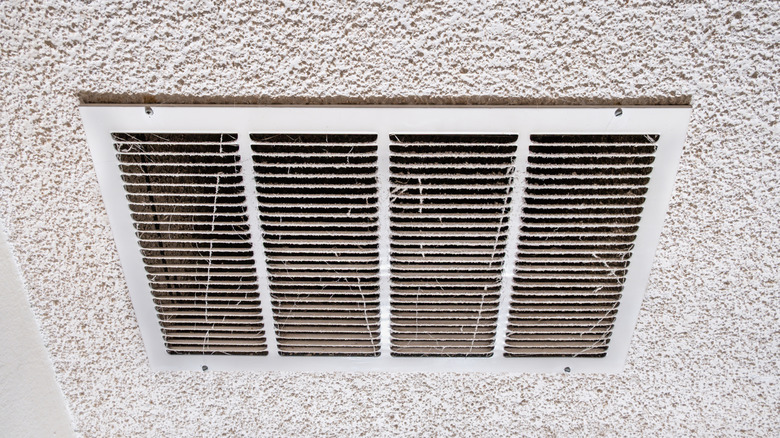 Takventilasjonsdeksel dekket av støv