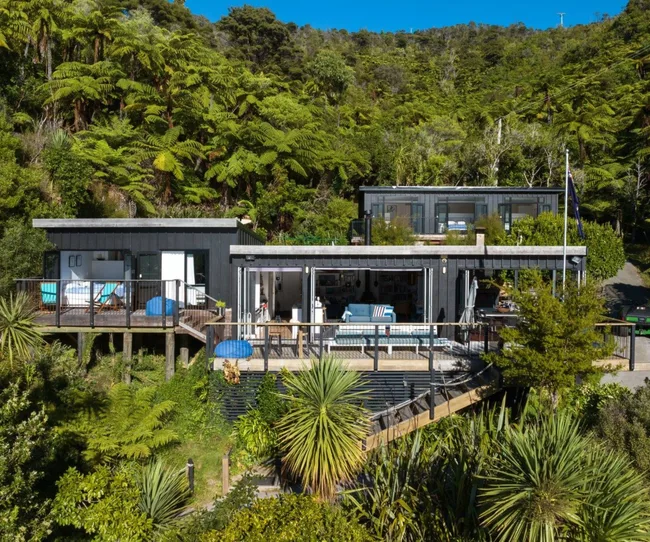 Et trelags hjem omgitt av busk