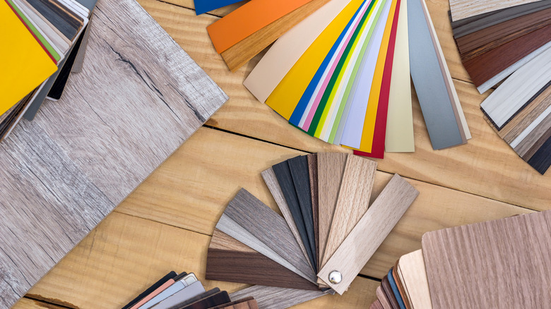 En serie prøver av forskjellige gulvalternativer på et tregulv