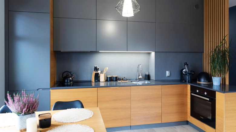 Moderne kjøkken med varme treskap i kontrast til kjølig blått
