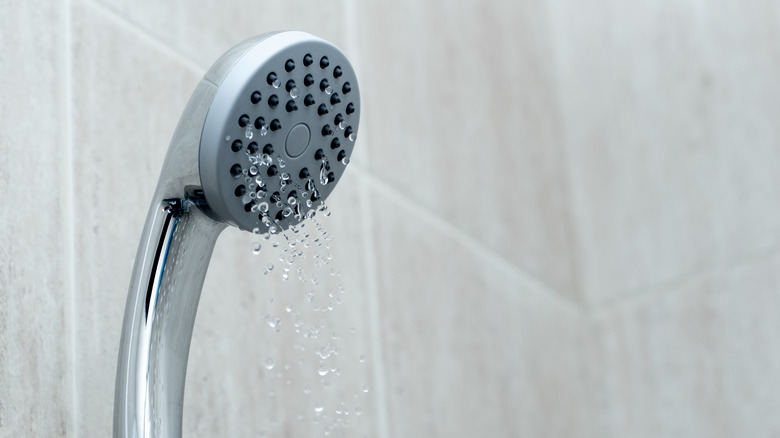 Lavt vanntrykk kommer fra et dusjhode