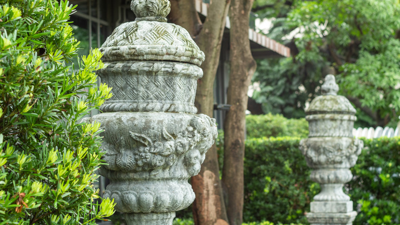 To utskårne antikke hageurner