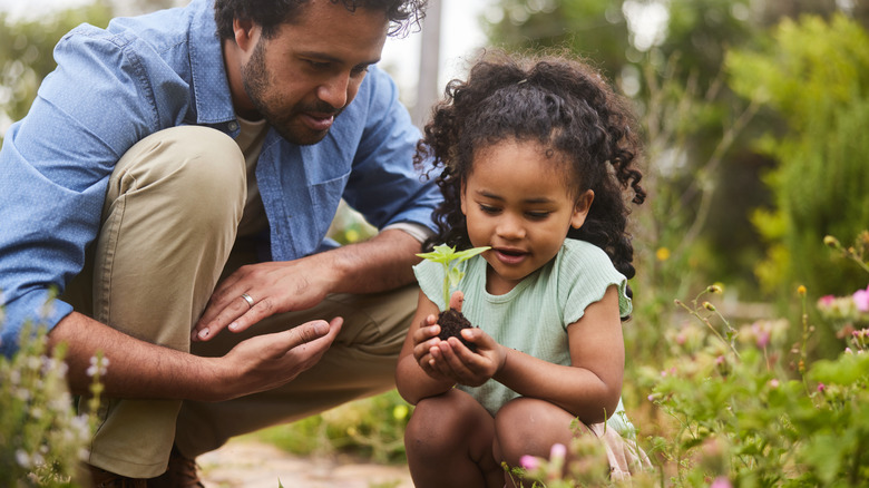 Far og datter i hagen