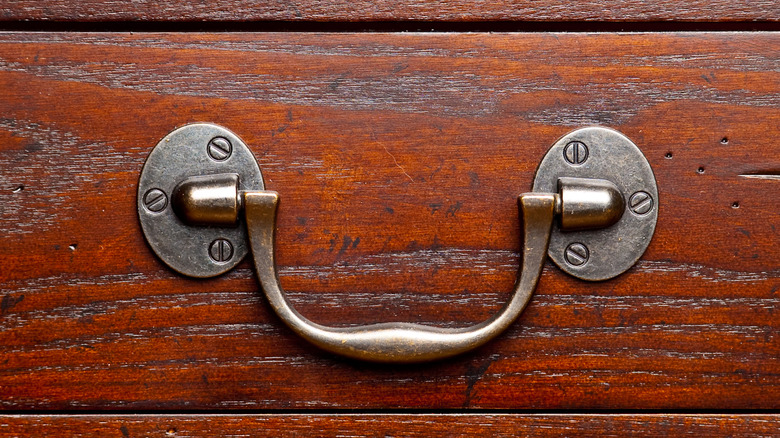 Nærbilde av en tinnskuff.