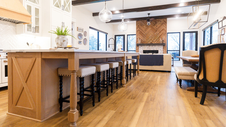 et rustikt åpent kjøkken med en treøy