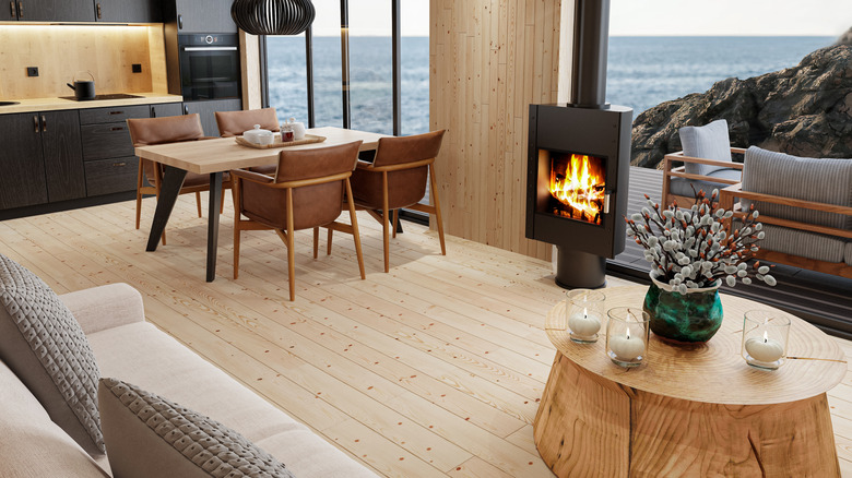 Lyst rom med furugulv i skandinavisk stil