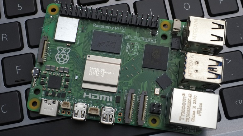 Nærbilde av en Raspberry Pi 5 på et bærbart tastatur