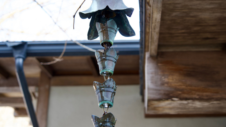 regnkjede som leder vann nedover