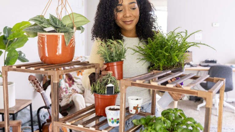 Prøv et enkelt hack for å gjøre Dollar Tree's stablebare planter om til en hengende hage
