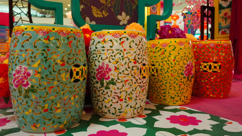 Et sett med fire kinesiske hagekrakker i en butikk.