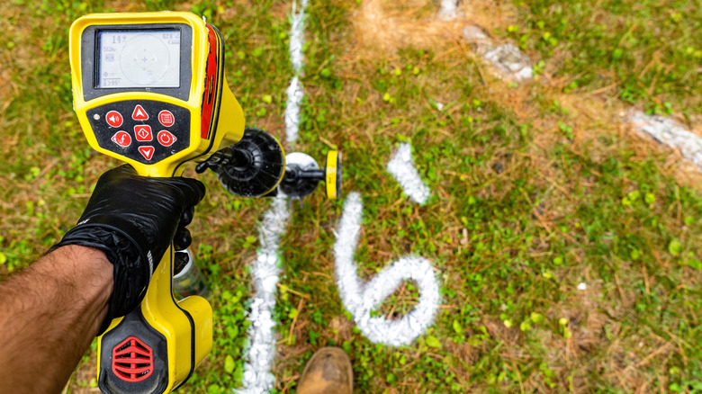 Person som finner underjordiske ledninger