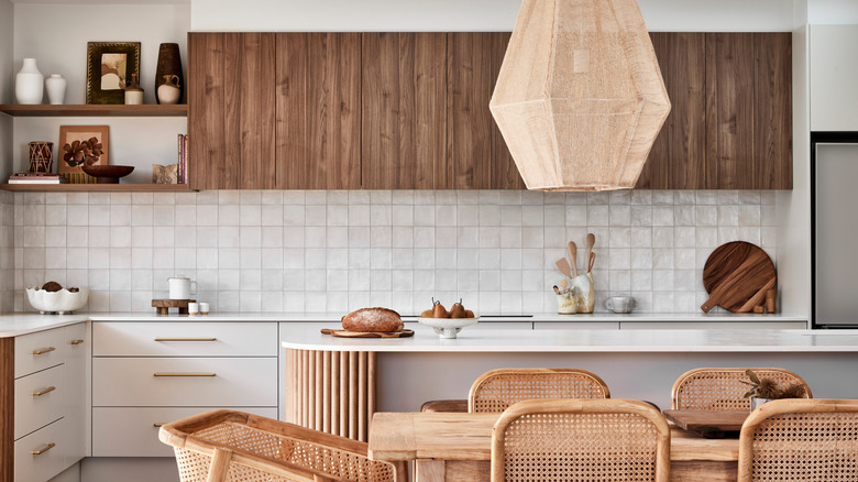 Et strandaktig hvitt kjøkken med zellige fliser.