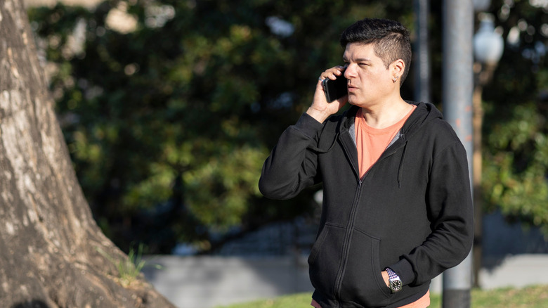 mann utendørs på telefonen