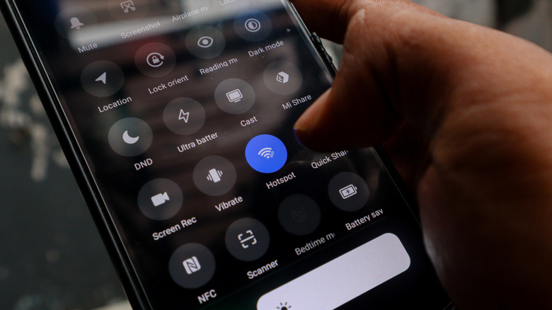 Fingrene slår seg på