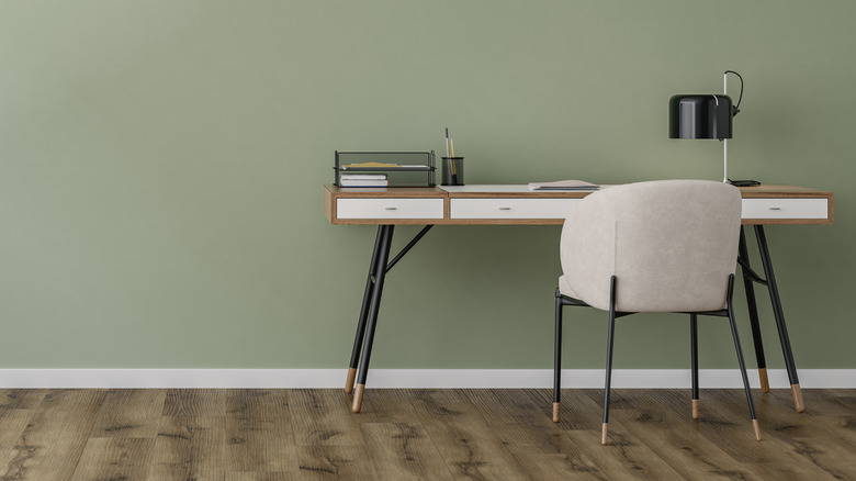 Hjemmekontor med en salviegrønn vegg