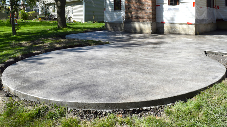 En glatt rund betongterrasse