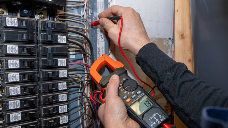En elektriker sjekker effektbrytere