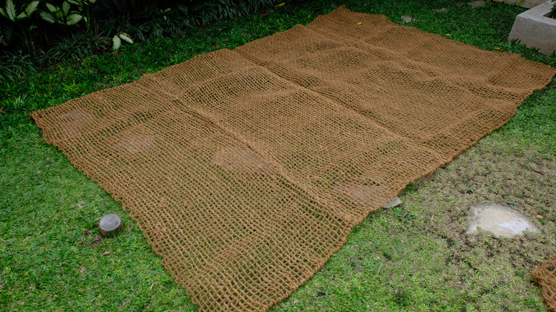 Naturlig tekstil over gressflekk