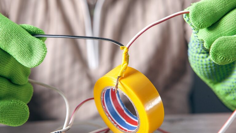 Hvorfor elektrisk tape kommer i forskjellige farger

