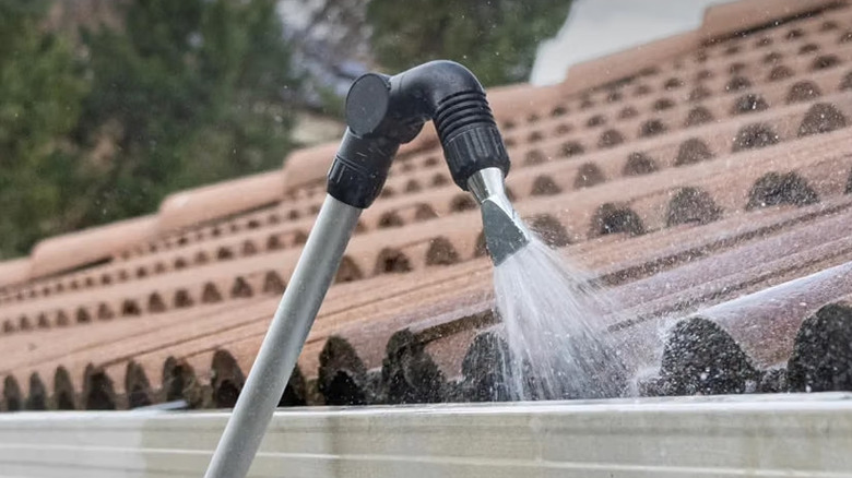 Orbit Telescopic Gutter Cleaning Wand sprayer vann inn i rennen