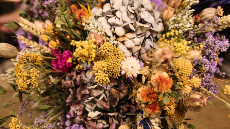 Hun forvandler en bok og tørkede blomster til en fantastisk borddekor med en DIY
