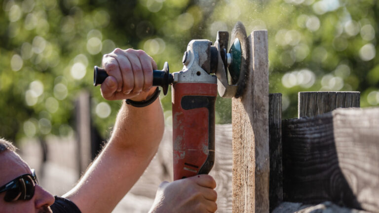 Gartner forvandler gjerdeskrot til en vakker hageseng med en imponerende DIY
